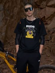 4F T-shirt relaxed z nadrukiem męski - czarny S. Czarne t-shirty męskie 4F, m, bez wzorów, z bawełny, bez kołnierzyka, bez ramiączek. Za 79.99 zł.