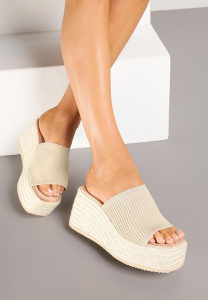 Beżowe Klapki na Koturnie w Stylu Boho Ozdobione Tłoczoną Cholewką Deolith. Brązowe klapki damskie Renee, na lato, bez wzorów, z jeansu, boho, z otwartym noskiem, bez obcasa, na koturnie, bez zapięcia. Za 79.99 zł.