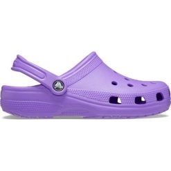 Klapki dla dorosłych Crocs Classic. Fioletowe klapki damskie Crocs, bez wzorów, sportowe, bez obcasa, bez zapięcia. Za 239.99 zł.