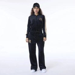 Damskie spodnie dresowe z weluru New York Yankees. Czarne spodnie sportowe damskie New Era, bez wzorów, z dresówki, sportowe, długie. W wyprzedaży za 260.00 zł.