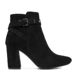 Botki DeeZee. Czarne botki damskie DeeZee, bez wzorów, bez obcasa, na słupku, bez zapięcia. Za 189.99 zł.