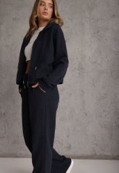 Granatowy Prążkowany Komplet Dresowy Spodnie o Szerokim Kroju i Bluza z Kapturem Rerih. Niebieskie bluzy damskie Renee, l, bez wzorów, z dresówki, eleganckie, bez ramiączek, z kapturem. Za 169.99 zł.