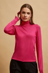 Sweter z golfem fuksjowy. Swetry nierozpinane damskie MOODO, l, bez wzorów, z poliamidu, bez kołnierzyka, bez ramiączek. W wyprzedaży za 49.99 zł.