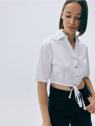 Krótka koszula z wiązaniem - złamana biel. Koszule damskie Reserved, l, bez wzorów, z bawełny, bez kołnierzyka, bez ramiączek. W wyprzedaży za 29.99 zł.