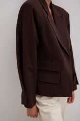 Marynarka o prostym kroju w kolorze INTENSE BROWN - RICHMOND. Brązowe marynarki i żakiety damskie Marsala, bez wzorów, z bawełny, eleganckie, bez kołnierzyka, bez ramiączek. Za 599.90 zł.