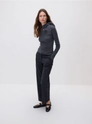 Sweter z asymetrycznym wiązaniem - ciemnoszary. Szare swetry nierozpinane damskie Reserved, l, bez wzorów, z wełny, z asymetrycznym kołnierzem, bez ramiączek. W wyprzedaży za 79.99 zł.