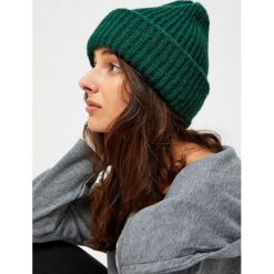 Czapka z metaliczną nitką. Czapki damskie MOODO, bez wzorów. Za 14.99 zł.