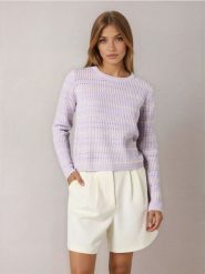 Ażurowy sweter w paski - fioletowy. Fioletowe swetry nierozpinane damskie Sinsay, l, w ażurowe wzory, bez kołnierzyka, bez ramiączek. Za 39.99 zł.