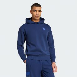 Bluza z kapturem Manchester United Seasonal Doubleknit. Niebieskie bluzy męskie Adidas, s, bez wzorów, z dzianiny, z kapturem, do piłki nożnej. Za 349.00 zł.
