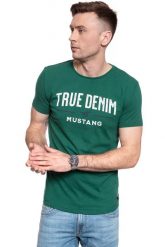 MUSTANG T SHIRT Aaron C Print 1009047 6440. Zielone t-shirty męskie Mustang, m, bez wzorów, bez kołnierzyka, bez ramiączek. Za 69.99 zł.