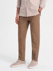 Spodnie męskie chino SLIM FIT z delikatną teksturą - brązowe V2. Brązowe eleganckie spodnie męskie Ombre Clothing, bez wzorów, z bawełny. W wyprzedaży za 199.99 zł.
