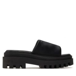 Klapki Calvin Klein Jeans. Czarne klapki damskie Calvin Klein Jeans, bez wzorów, z jeansu, bez obcasa, bez zapięcia. Za 519.99 zł.