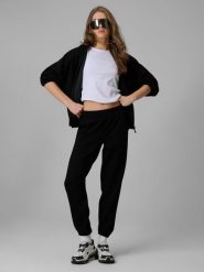 4F Spodnie dresowe joggery damskie - czarne XL. Czarne spodnie dresowe damskie 4F, bez wzorów, z dresówki, klasyczne. Za 159.99 zł.