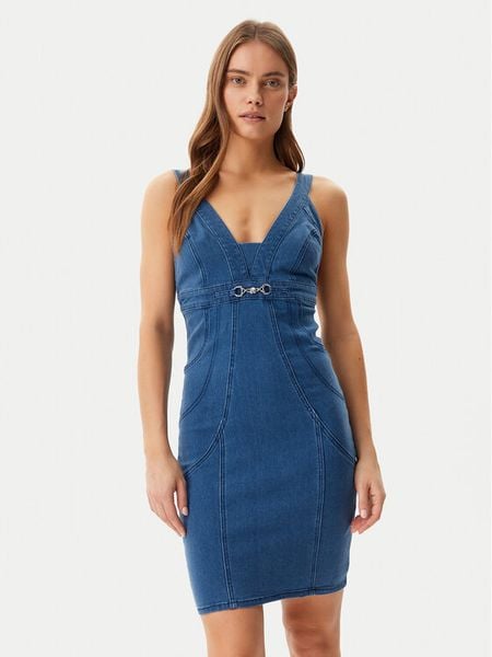 Guess Sukienka jeansowa W5GK75 D5LK0 Niebieski Regular Fit. Niebieskie sukienki damskie Guess, xl, z aplikacjami, z bawełny, bez kołnierzyka, bez ramiączek. Za 369.99 zł.