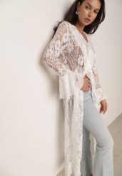 Biała Narzutka Plażowa o Fasonie Długiej Sukienki z Koronki Ozdobiona Falbankami Araqiel. Białe sukienki damskie Born2be, na plażę, m, bez wzorów, z koronki, wakacyjne, bez kołnierzyka, bez ramiączek, maxi. Za 189.99 zł.