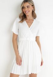 Biała Sukienka Plisowana z Kopertowym Dekoltem Zamiya. Białe sukienki damskie Born2be, l, bez wzorów, bez kołnierzyka, bez ramiączek, mini, kopertowe. Za 54.99 zł.