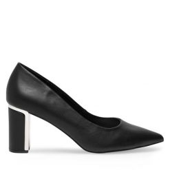 Czółenka Nine West. Czarne czółenka damskie Nine West, bez wzorów, bez obcasa, bez zapięcia. Za 164.99 zł.