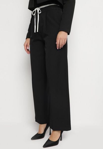 Czarne Szerokie Spodnie Ściągane Troczkiem z Suwakiem na Boku Irissiana. Czarne spodnie materiałowe damskie Born2be, bez wzorów, z jeansu, eleganckie. Za 129.99 zł.