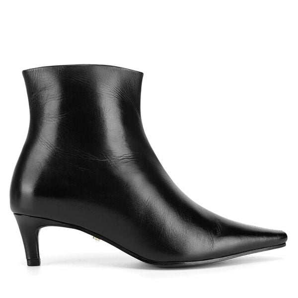 Botki GINO ROSSI. Czarne botki damskie Gino Rossi, bez wzorów, bez obcasa, na szpilce, bez zapięcia. Za 379.99 zł.