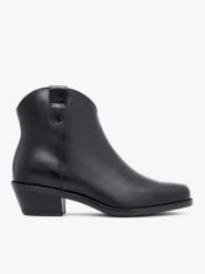 Czarne botki na obcasie. Czarne botki damskie Ryłko, bez wzorów, ze skóry, bez obcasa, na obcasie, bez zapięcia. Za 479.99 zł.