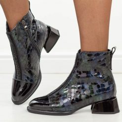 Granatowe skórzane botki damskie Filippo Dbt8253/26. Niebieskie botki damskie Filippo, na jesień, bez wzorów, z dzianiny, eleganckie, z okrągłym noskiem, bez obcasa, na obcasie, bez zapięcia. Za 439.00 zł.