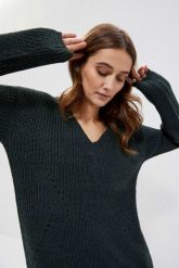 Sweter z dekoltem w serek z metaliczną nitką szmaragdowy. Zielone swetry nierozpinane damskie MOODO, xs, bez wzorów, z włókna, bez kołnierzyka, bez ramiączek. W wyprzedaży za 39.99 zł.