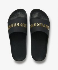 Superdry Premium Metallic Pool klapki damskie z profilowaną wkładką – BLACK/GOLD. Czarne klapki damskie Superdry, na lato, bez wzorów, z poliesteru, bez obcasa, bez zapięcia. Za 154.10 zł.