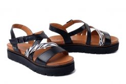 PIAZZA 910320-01 schwarz, sandały damskie. Czarne sandały damskie Piazza, bez wzorów, ze skóry, bez obcasa, bez zapięcia. Za 319.90 zł.