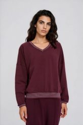 Bluza z dekoltem w serek burgundowa. Czerwone bluzy damskie MOODO, s, bez wzorów, z bawełny, bez ramiączek, bez kaptura. Za 99.99 zł.
