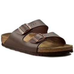 Klapki Birkenstock. Brązowe klapki damskie Birkenstock, bez wzorów, bez obcasa, bez zapięcia. Za 399.99 zł.