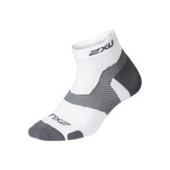Skarpety sportowe 2XU Vectr Lght Cush 1/4 Crew. Białe skarpetki damskie 2XU, bez wzorów. W wyprzedaży za 77.30 zł.