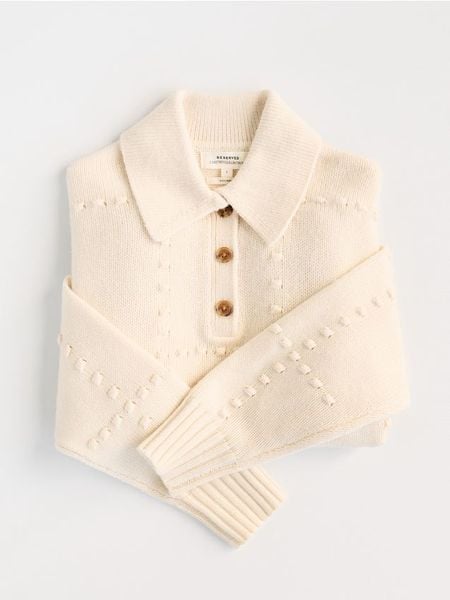 Sweter z wełną - złamana biel. Swetry nierozpinane damskie Reserved, l, bez wzorów, z dzianiny, bez kołnierzyka, bez ramiączek. Za 299.99 zł.