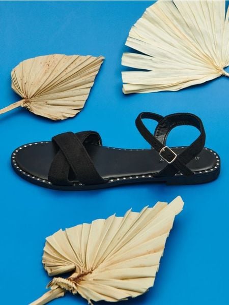 Sandały - czarny. Czarne sandały damskie Sinsay, bez wzorów, z bawełny, bez obcasa, na płaskiej podeszwie, bez zapięcia. Za 39.99 zł.