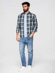 Spodnie męskie jeansowe CARROT z przetarciami - jasnoniebieskie V1 - Rozmiar: L. Niebieskie spodnie materiałowe męskie Ombre Clothing, z aplikacjami, z bawełny. Za 239.99 zł.