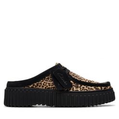 Klapki Clarks. Brązowe klapki damskie Clarks, bez wzorów, bez obcasa, bez zapięcia. Za 349.99 zł.