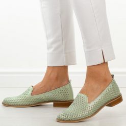 Zielone ażurowe skórzane Polskie półbuty damskie Deoni d043. Zielone półbuty damskie Deoni, na lato, w ażurowe wzory, ze skóry, klasyczne, bez obcasa, na płaskiej podeszwie, bez zapięcia. W wyprzedaży za 386.10 zł.