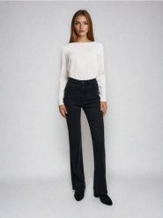 Jeansy flare mid waist - czarny. Czarne jeansy damskie Sinsay, bez wzorów, z jeansu. Za 59.99 zł.