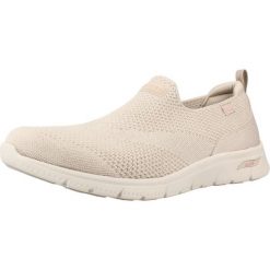 Buty SKECHERS 104680S Beżowy. Brązowe obuwie trekkingowe damskie Skechers, z tkaniny, bez zapięcia. Za 276.99 zł.