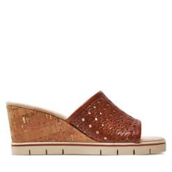 Klapki Caprice. Brązowe klapki damskie Caprice, bez wzorów, bez obcasa, bez zapięcia. Za 449.99 zł.