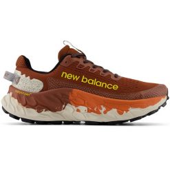 Buty męskie New Balance Fresh Foam X More Trail v3 MTMORAR3 – brązowe. Brązowe buty sportowe męskie New Balance, bez wzorów, z materiału, bez zapięcia, do biegania. Za 369.99 zł.
