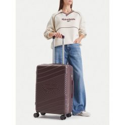 Walizka średnia Reebok. Fioletowe walizki damskie Reebok, bez wzorów, średnie. Za 269.99 zł.