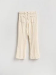 Jeansy flare - kremowy. Białe jeansy damskie Reserved, bez wzorów, z bawełny. Za 139.99 zł.