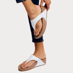 Sandały FitFlop Lulu białe. Białe sandały męskie Flip Flop, na lato, bez wzorów, ze skóry, bez zapięcia. Za 445.50 zł.