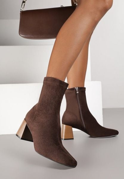 Brązowe Botki Vices na Stożku z Noskiem o Kwadratowym Kształcie Amiste. Brązowe botki damskie Renee, bez wzorów, z jeansu, klasyczne, bez obcasa, na obcasie, bez zapięcia. Za 129.99 zł.