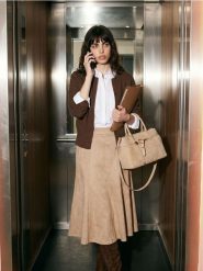Sweter z długim rękawem zapinany na zamek - brązowy. Brązowe swetry nierozpinane damskie Sinsay, l, bez wzorów, bez kołnierzyka, bez ramiączek. Za 49.99 zł.