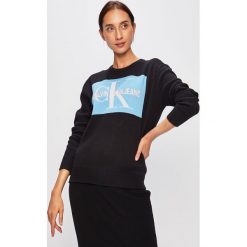 Calvin Klein Jeans - Sweter. Czarne swetry nierozpinane damskie Calvin Klein Jeans, m, z aplikacjami, z dzianiny, bez kołnierzyka, bez ramiączek. W wyprzedaży za 239.90 zł.