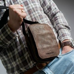 Saszetka Brødrene BL04 Ciemny Brązowy. Brązowe saszetki i nerki męskie Brødrene, ze skóry, na ramię, małe. Za 119.00 zł.