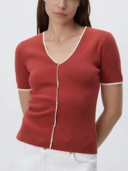 Sweter z kontrastową lamówką - intenstywna czerwień. Czerwone swetry nierozpinane damskie Reserved, l, bez wzorów, z bawełny, bez kołnierzyka, bez ramiączek. Za 99.99 zł.