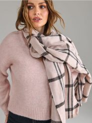 Sweter z dekoltem V - różowy. Czerwone swetry nierozpinane damskie Sinsay, l, bez wzorów, bez kołnierzyka, bez ramiączek. Za 69.99 zł.