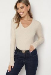 Beżowy Sweter Klasyczny z Trójkątnym Dekoltem z Domieszką Kaszmiru Taielle. Brązowe swetry nierozpinane damskie Born2be, bez wzorów, z jeansu, biznesowe, bez kołnierzyka, bez ramiączek. Za 69.99 zł.